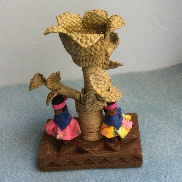 Vintage Tarahumara Hand Woven Yucca Flower with Wooden Figurines -Made in Mexico - Picture 6 of 11